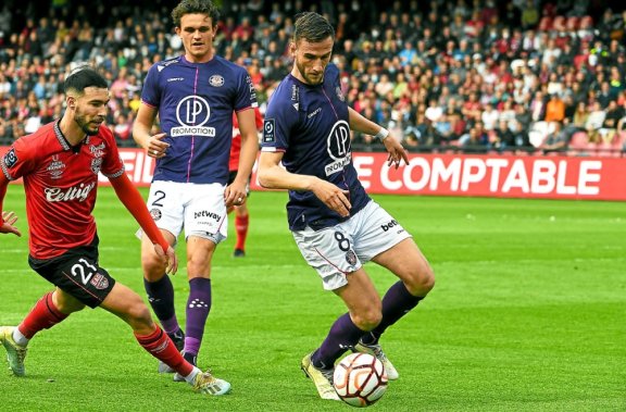 Branco Van den Boomen and Toulouse return to Ligue 1 this season. PHOTO NICOLAS CREACH / LE TELEGRAMME April 09, 2022 season 2021 - 2022 Ligue 2 32nd day Roudourou stadium Forward Guingamp - Toulouse Van Den Boomen (Toulouse) Mehdi Merghem (Guingamp) Guingamp