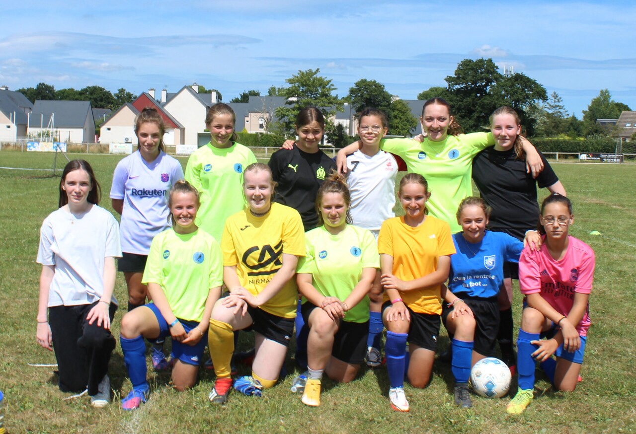 The ES Plain players with the girls who participated in the open day on Saturday.