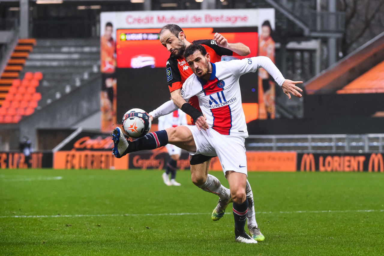 Jérôme Hergault (36), here facing former Parisian Alessandro Florenzi, has signed up with his training club, Lavaur FC (Tarn).